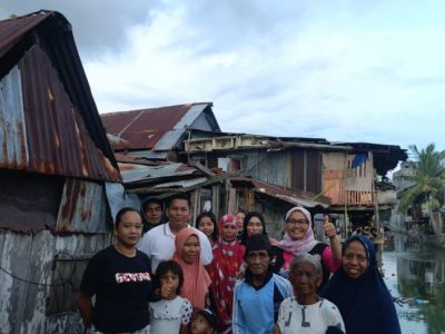 Anggota DPRD Bulukumba, Kurdiansyah Anggoro bersama warga Kasimpureng saat meninjau pohon tumbang, Sabtu, 20 Desember 2025.