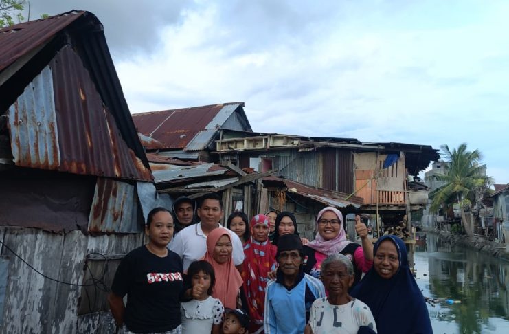 Anggota DPRD Bulukumba, Kurdiansyah Anggoro bersama warga Kasimpureng saat meninjau pohon tumbang, Sabtu, 20 Desember 2025.