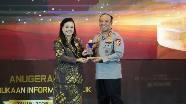 Polri meraih peringkat pertama nasional Monev KIP 2025 dengan nilai 98,90 berpredikat informatif.