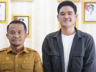 Bupati Bone Andi Asman Sulaiman berfoto bersama Aditya Prayoga, peserta Indonesian Idol asal Bone, sebagai bentuk dukungan pemerintah daerah terhadap talenta muda berprestasi.