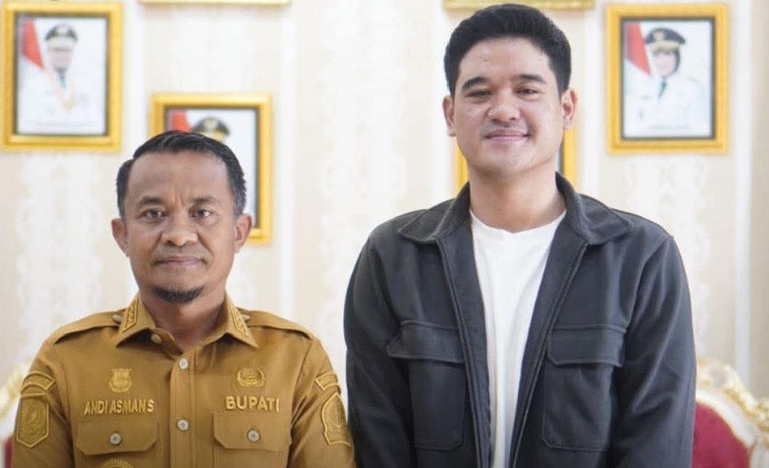 Bupati Bone Andi Asman Sulaiman berfoto bersama Aditya Prayoga, peserta Indonesian Idol asal Bone, sebagai bentuk dukungan pemerintah daerah terhadap talenta muda berprestasi.