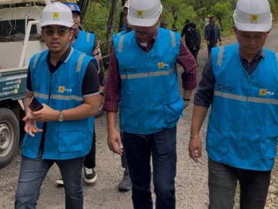 Ismail Bachtiar DPR RI meninjau pemasangan jaringan listrik PLN di Desa Kindang Bulukumba
