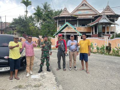Anggota DPRD Bulukumba, Kaspul BJ bersama aparat dan warga usai melakukan upaya penangkapan monyet liar di Kecamatan Herlang, Sabtu, 3 Januari 2026.