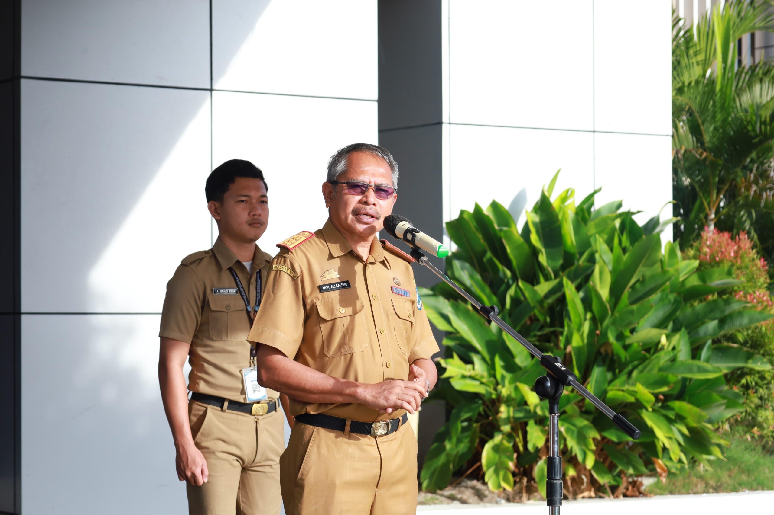 Sekda Bulukumba Muh Ali Saleng memimpin Apel Gabungan OPD Pemerintah Kabupaten Bulukumba awal tahun 2026