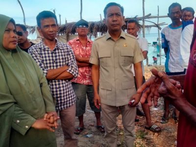 DPRD Bulukumba saat menemui nelayan di pesisir Pantai Panrang Luhu