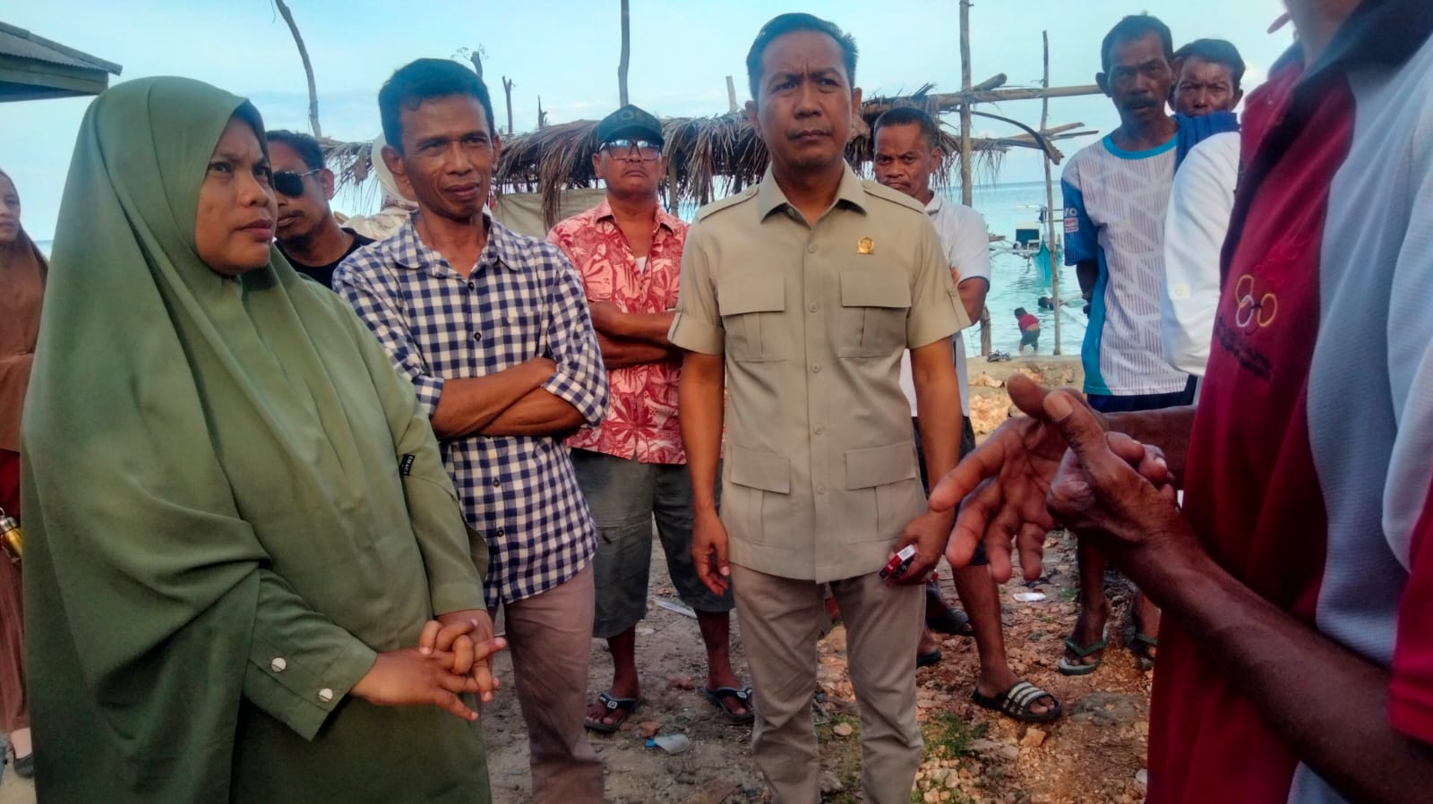 DPRD Bulukumba saat menemui nelayan di pesisir Pantai Panrang Luhu