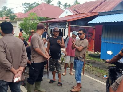 Warga Dusun Tamalaju, Kajang memblokade jalan menolak eksekusi lahan PN Bulukumba