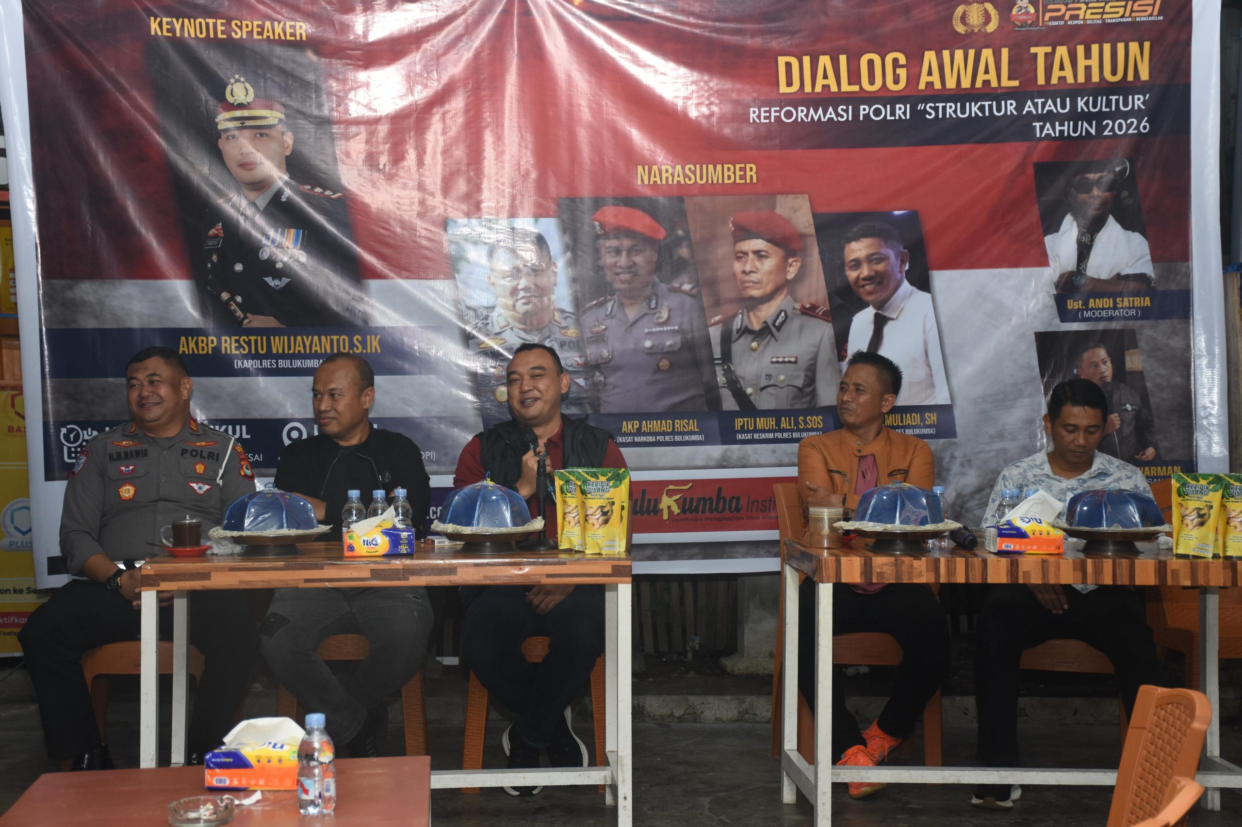 Kapolres Bulukumba AKBP Restu Wijayanto saat dialog bersama masyarakat