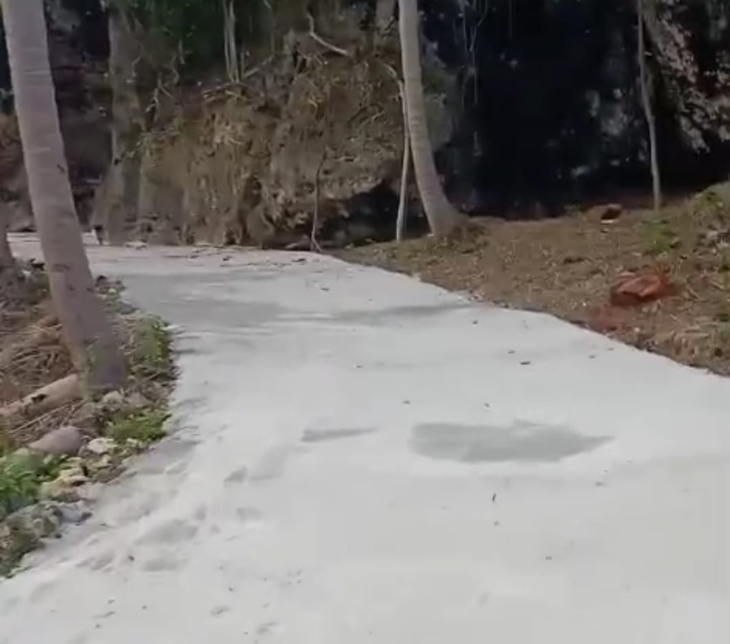 Kondisi Jalan Poros Pantai Marumasa di Dusun Dauhe Bulukumba setelah dibeton melalui swadaya masyarakat