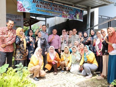 Pejabat Bank Indonesia Sulsel meninjau proses produksi batik Bulukumba di Desa Topanda Rilau Ale