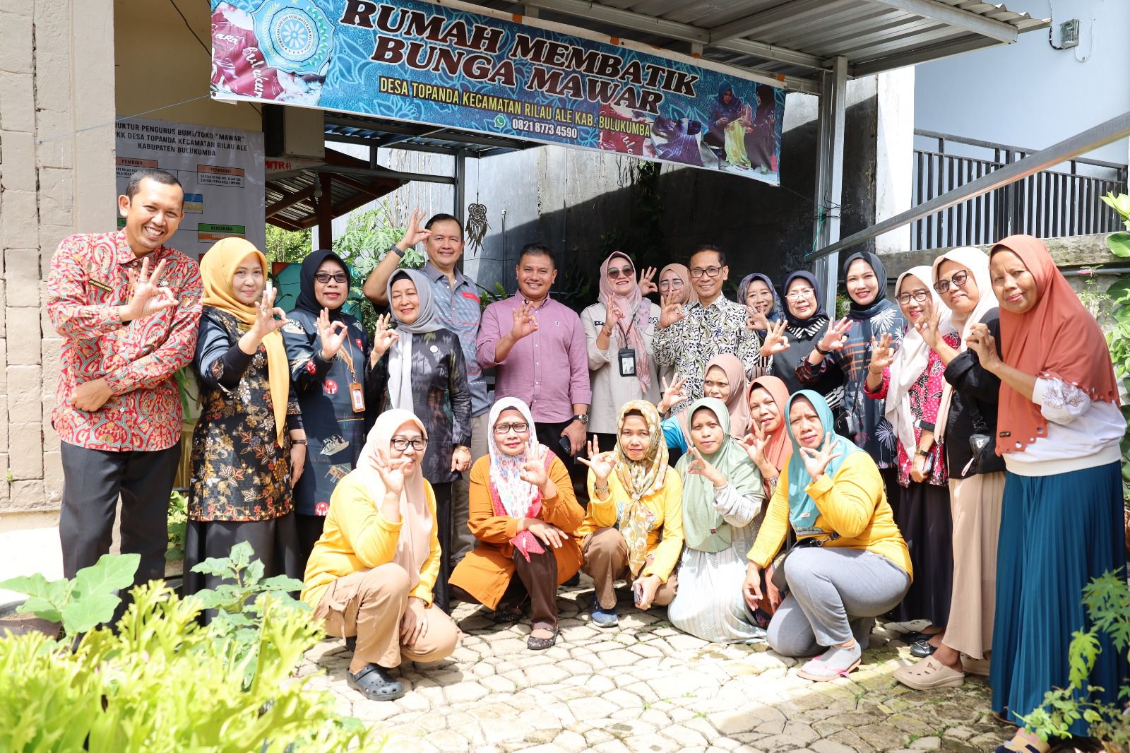 Pejabat Bank Indonesia Sulsel meninjau proses produksi batik Bulukumba di Desa Topanda Rilau Ale