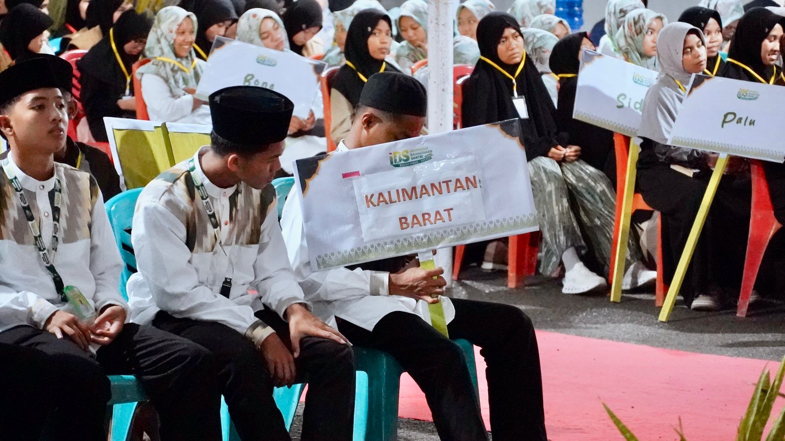 Bupati Bulukumba Andi Muchtar Ali Yusuf menjamu ratusan santri Indonesia di Rumah Jabatan Bupati