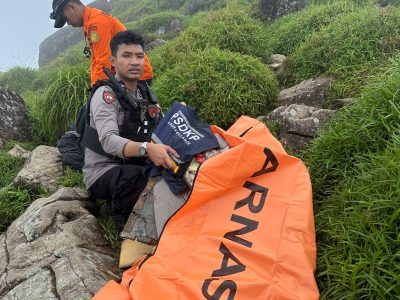 Personel gabungan Polda Sulsel dan Basarnas melakukan pencarian pesawat ATR 400 Indonesia Air Transport di wilayah Maros dan Pangkep