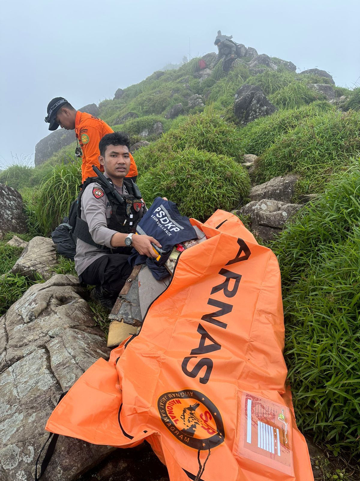 Personel gabungan Polda Sulsel dan Basarnas melakukan pencarian pesawat ATR 400 Indonesia Air Transport di wilayah Maros dan Pangkep