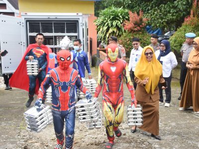 Karyawan Dapur SPPG Polres Bulukumba mengenakan kostum superhero saat menyalurkan Makan Bergizi Gratis kepada siswa di Kecamatan Bulukumpa