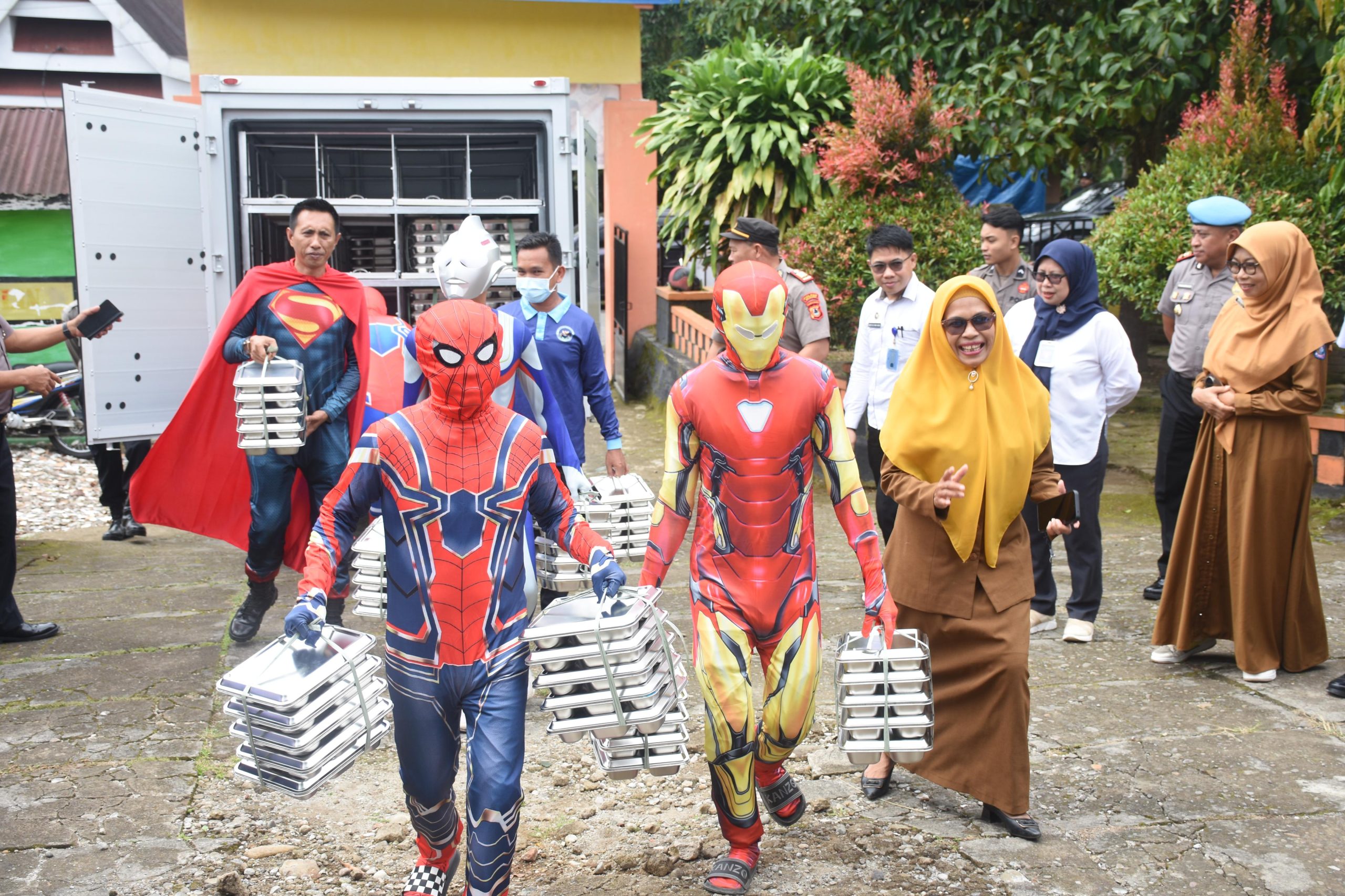 Karyawan Dapur SPPG Polres Bulukumba mengenakan kostum superhero saat menyalurkan Makan Bergizi Gratis kepada siswa di Kecamatan Bulukumpa