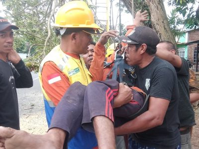 Evakuasi warga yang mengalami kecelakaan kerja saat pemangkasan pohon di Dusun Bulolohe, Bulukumba