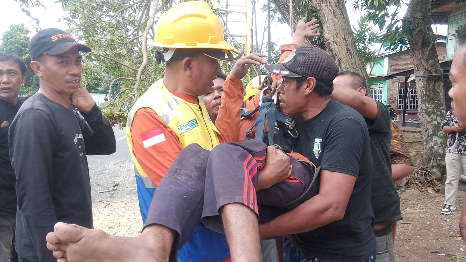 Evakuasi warga yang mengalami kecelakaan kerja saat pemangkasan pohon di Dusun Bulolohe, Bulukumba