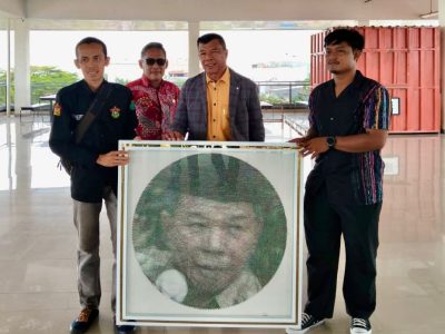 Bupati Bulukumba Andi Utta menerima lukisan benang karya pemuda Kecamatan Herlang