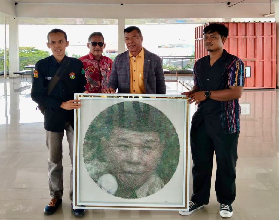 Bupati Bulukumba Andi Utta menerima lukisan benang karya pemuda Kecamatan Herlang