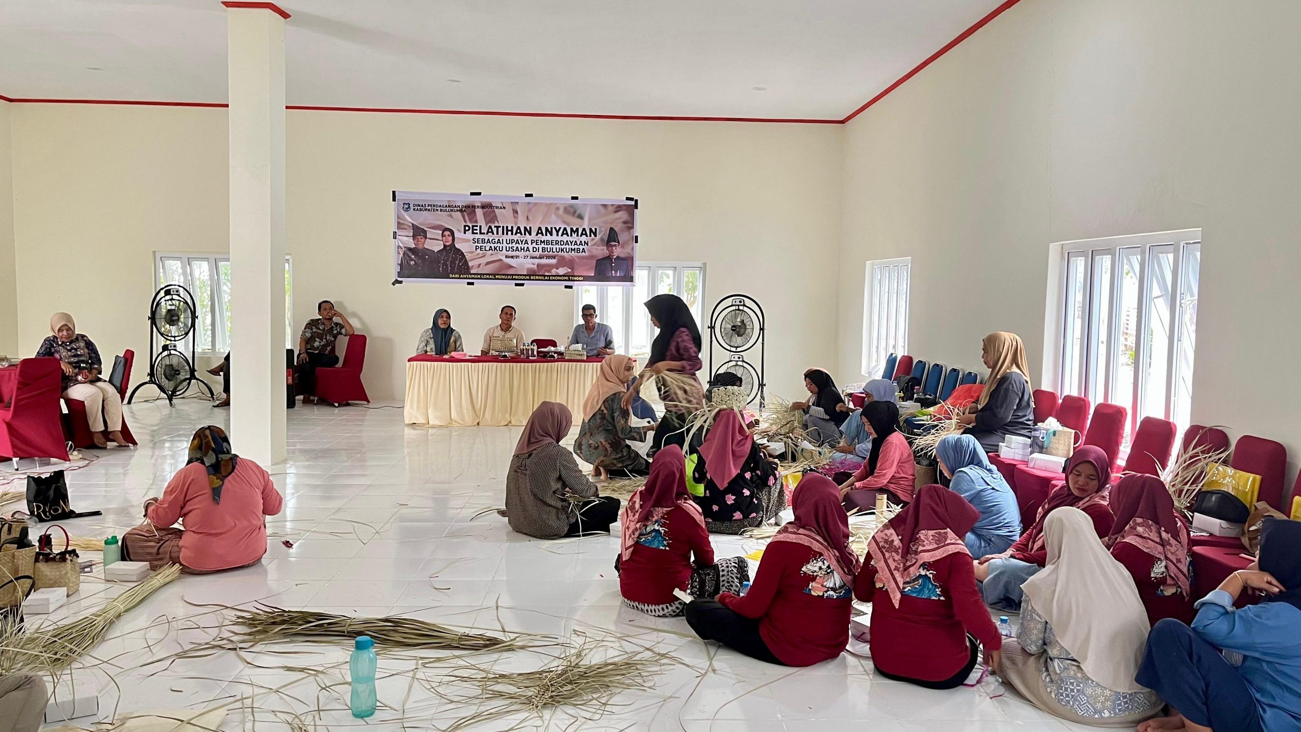 Bupati Bulukumba Andi Utta membuka Pelatihan Anyaman di Sentra IKM Tenun Bira