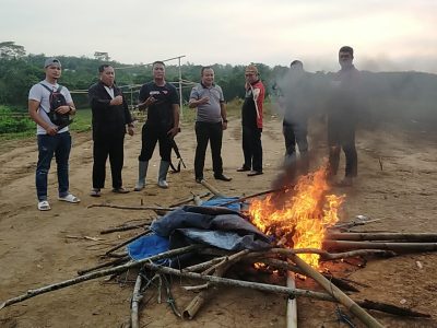 Petugas Polsek Bulukumpa membongkar arena judi sabung ayam di Desa Bontomangiring, Kecamatan Bulukumpa, Bulukumba