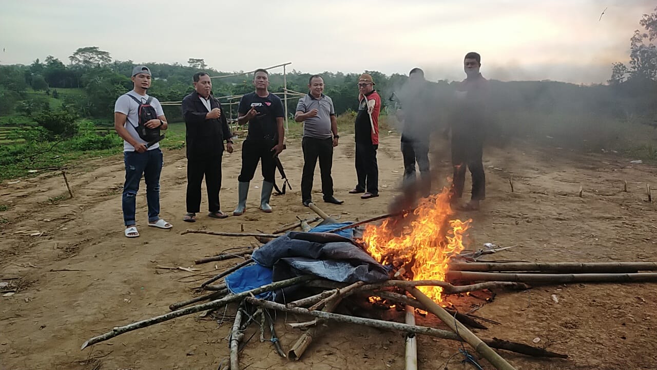 Petugas Polsek Bulukumpa membongkar arena judi sabung ayam di Desa Bontomangiring, Kecamatan Bulukumpa, Bulukumba