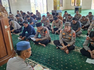Personel Polres Bulukumba mengikuti kegiatan Binrohtal di Masjid Namirah