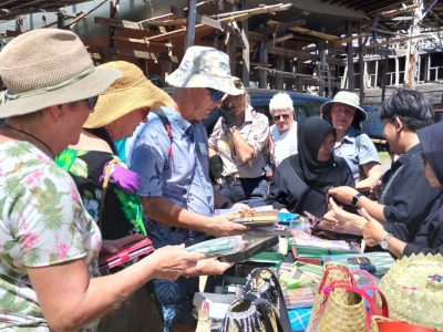 Wisatawan mancanegara MV Coral Geographer disambut di Bantilang Pinisi Tana Beru Bulukumba