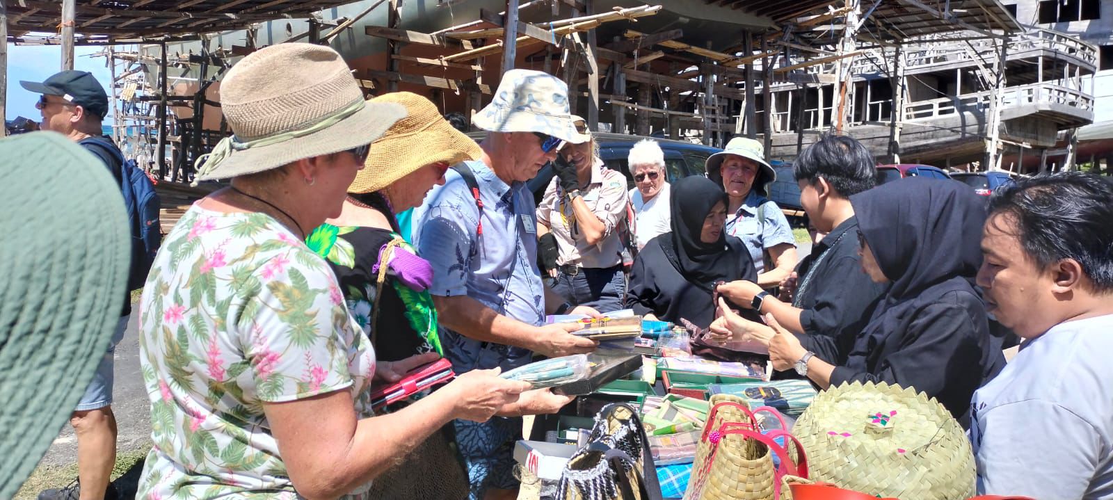 Wisatawan mancanegara MV Coral Geographer disambut di Bantilang Pinisi Tana Beru Bulukumba