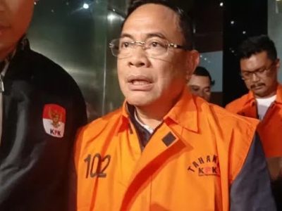 Bupati Pati Sudewo saat ditampilkan KPK dalam konferensi pers penetapan tersangka kasus pemerasan pengisian perangkat desa