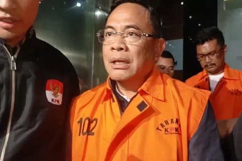 Bupati Pati Sudewo saat ditampilkan KPK dalam konferensi pers penetapan tersangka kasus pemerasan pengisian perangkat desa