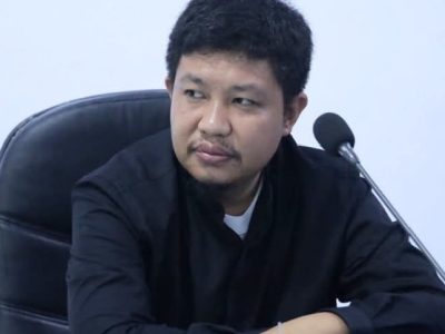 Ketua Pansus DPRD Bulukumba Dr. Supriadi menandatangani pernyataan penolakan kawasan industri Bontobahari dalam rapat paripurna