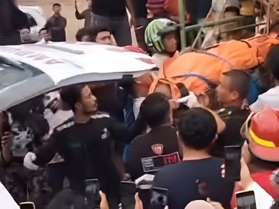 Petugas BPBD Bulukumba mengevakuasi pekerja las yang tewas tersengat listrik tegangan tinggi di Jalan Poros Bulukumba-Sinjai