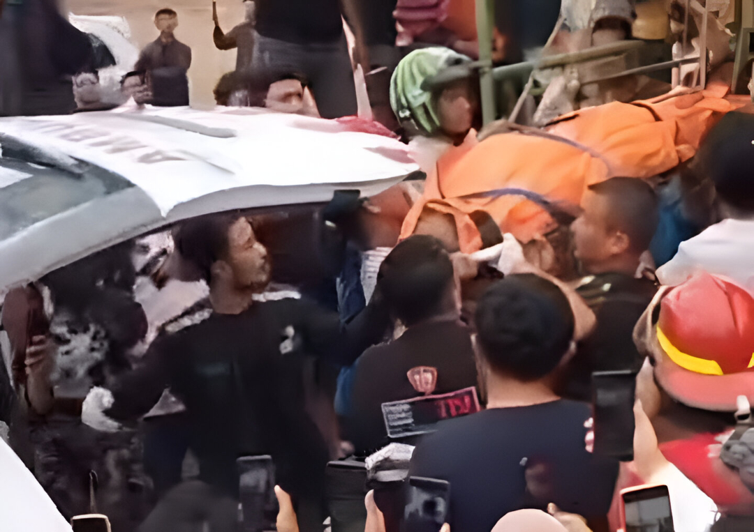 Petugas BPBD Bulukumba mengevakuasi pekerja las yang tewas tersengat listrik tegangan tinggi di Jalan Poros Bulukumba-Sinjai