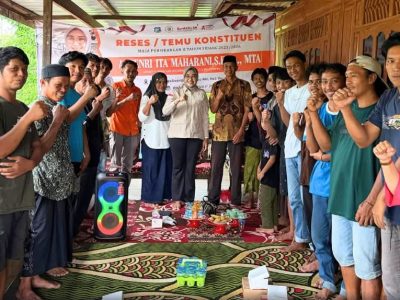 Reses anggota DPRD Bulukumba Andi Tenri Ita Maharani bersama warga Desa Pangalloang