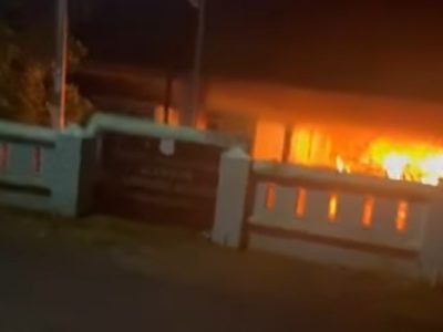 Kobaran api membakar Kantor Desa Benteng Malewang di Kecamatan Gantarang, Kabupaten Bulukumba, Selasa dini hari.