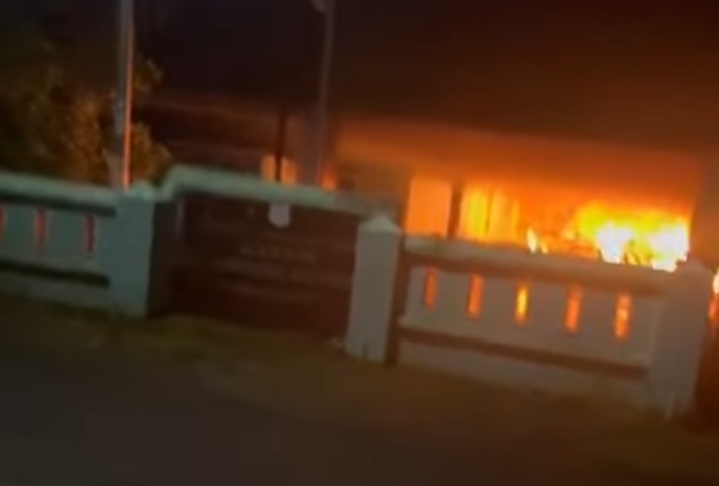 Kobaran api membakar Kantor Desa Benteng Malewang di Kecamatan Gantarang, Kabupaten Bulukumba, Selasa dini hari.