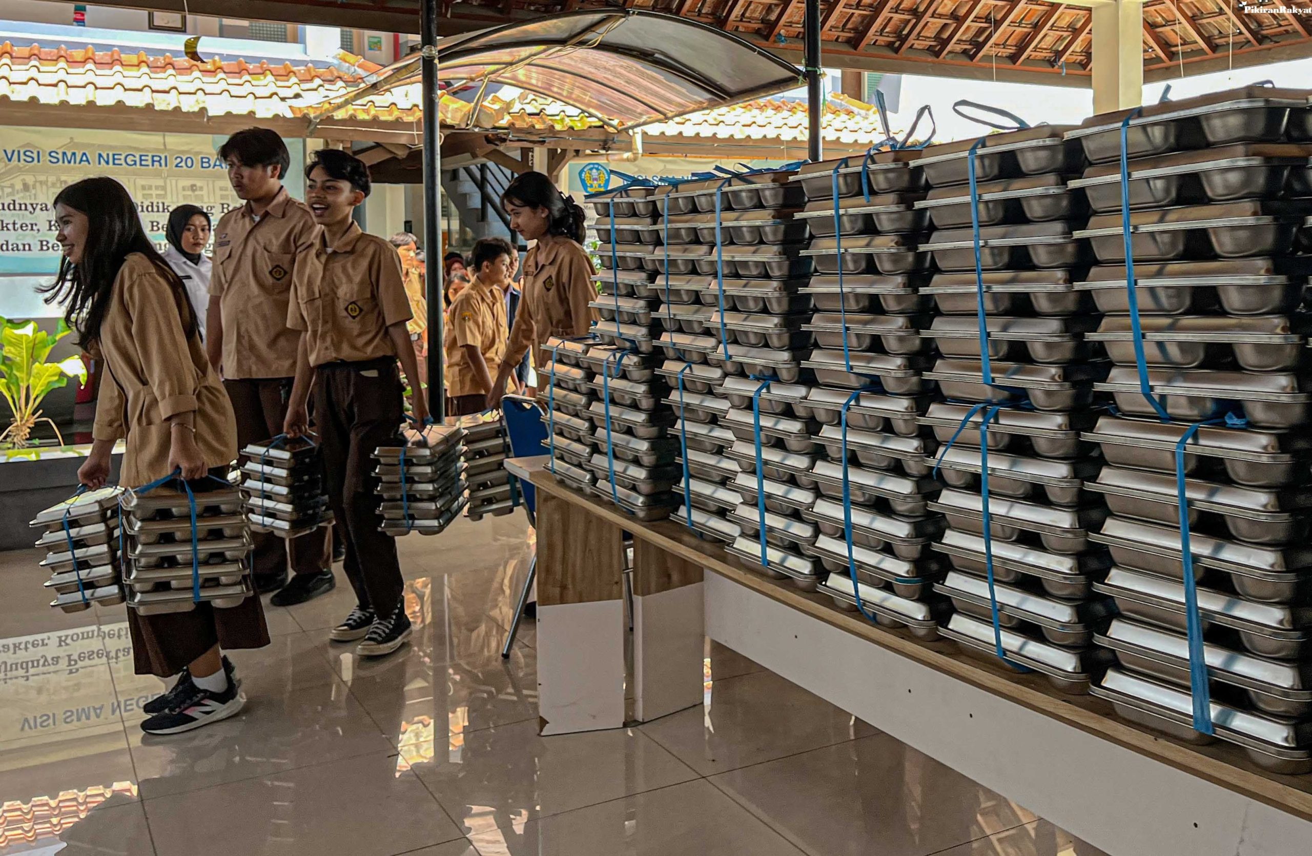 Penyaluran Program Makan Bergizi Gratis di satuan pendidikan selama pelaksanaan MBG