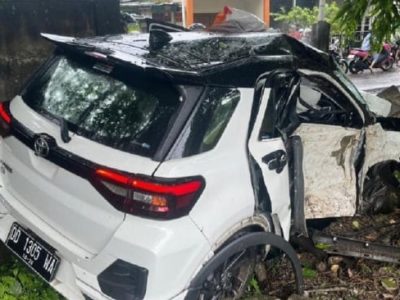 Mobil Raize putih ringsek parah usai kecelakaan tunggal di Tol Makassar Sulawesi Selatan