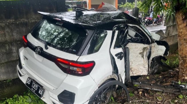 Mobil Raize putih ringsek parah usai kecelakaan tunggal di Tol Makassar Sulawesi Selatan