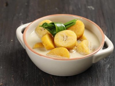 Resep menu takjil buka puasa berupa kolak pisang dan es buah segar untuk Ramadan