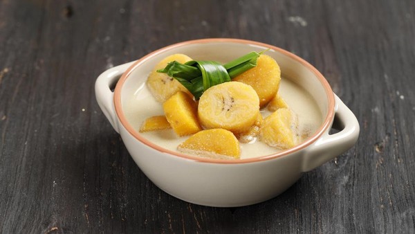 Resep menu takjil buka puasa berupa kolak pisang dan es buah segar untuk Ramadan