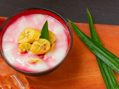 Es palu butung khas Makassar dengan pisang rebus, saus santan, dan sirup merah