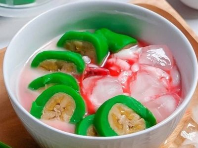 Aneka takjil buka puasa khas Ramadhan seperti kolak, biji salak, sop buah, dan es pisang ijo