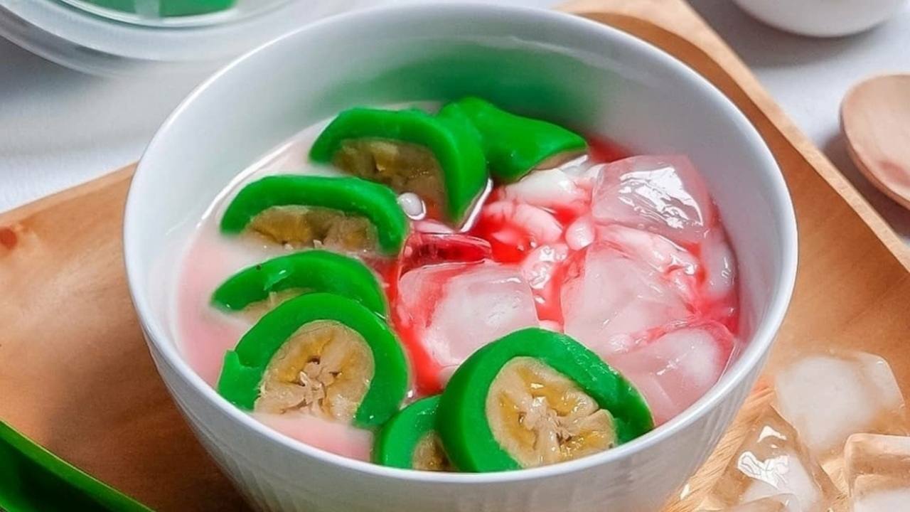 Aneka takjil buka puasa khas Ramadhan seperti kolak, biji salak, sop buah, dan es pisang ijo