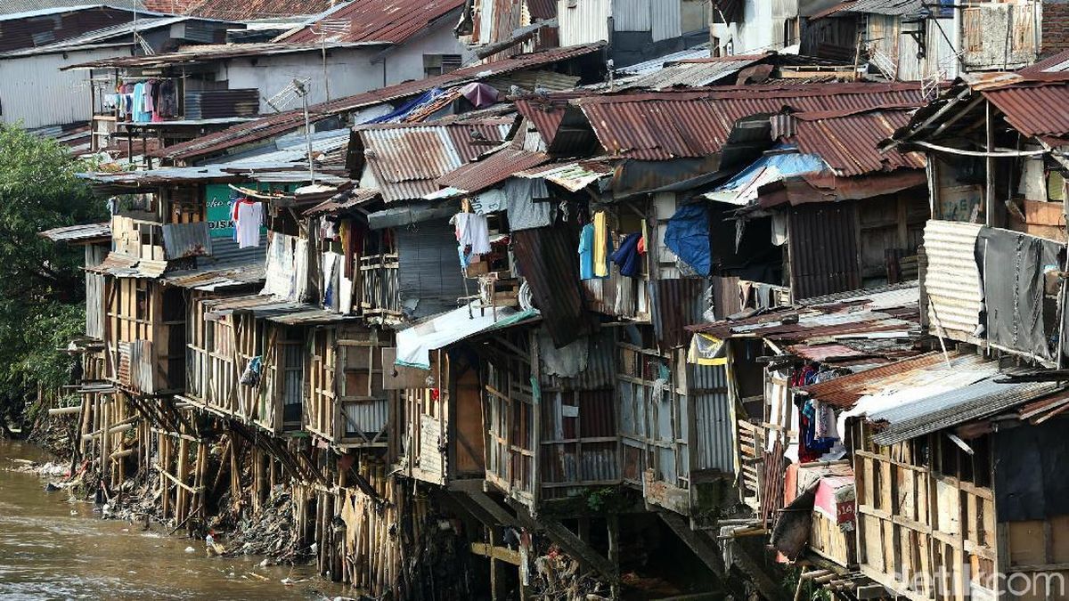 (Ilustrasi) Ilustrasi data GoBankingRates tentang ciri kelas menengah bawah dan kelas bawah berdasarkan tempat tinggal, pekerjaan, tabungan, gaya hidup, dan pendidikan