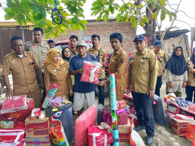 Dinas Sosial Bulukumba menyerahkan bantuan korban terdampak abrasi kepada warga Kelurahan Mariorennu