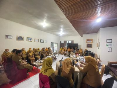 Ketua TP PKK Bulukumba Andi Herfida Muchtar memimpin rapat koordinasi pembahasan data Pedas 4 di Rumah Jabatan Bupati Bulukumba