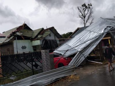 Rumah warga Desa Gattareng Bulukumba rusak akibat angin puting beliung